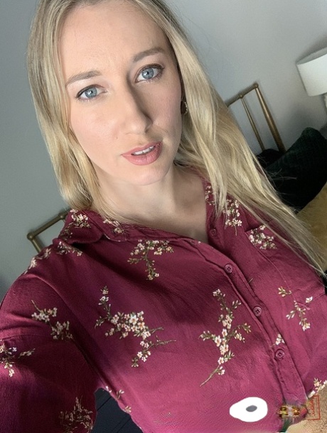 Alluring blonde Riley Reyes shows off her big booty & her natural breasts