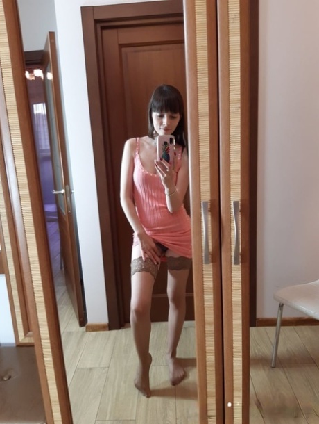 Sexy amateur babe takes selfies while flaunting her curvy ass in stockings
