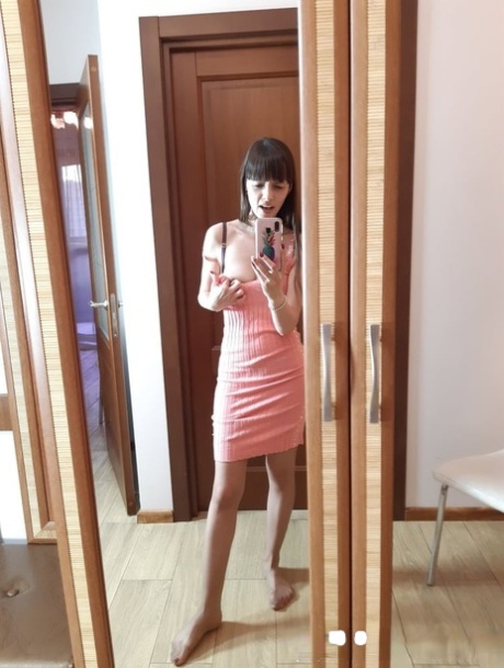 Sexy amateur babe takes selfies while flaunting her curvy ass in stockings