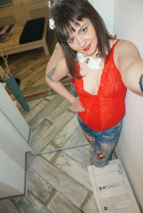 Chubby amateur babe showing off her curvy body in her selfie compilation