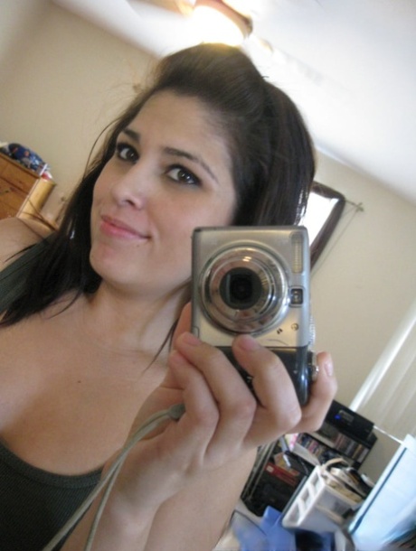 Amateur honey lifts up her shirt and rolls down her shorts to show her body