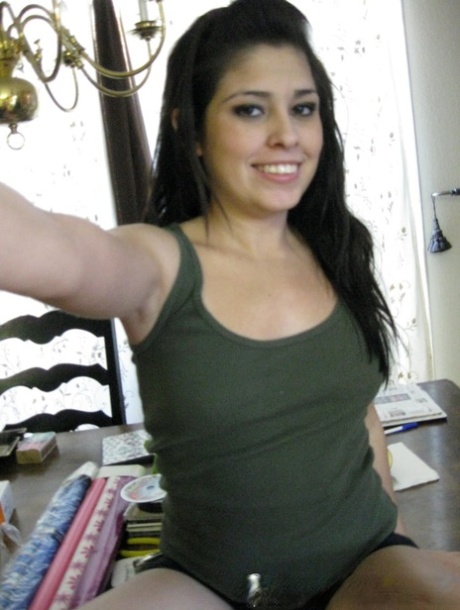 Amateur honey lifts up her shirt and rolls down her shorts to show her body