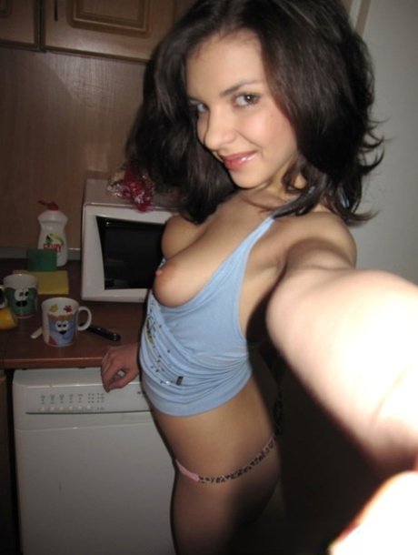 Smoking hot amateur babe shows off her incredible natural tits & ass in a solo