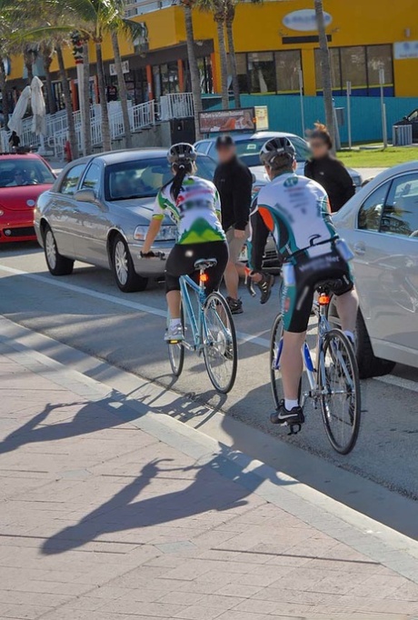 Alluring cyclist mature woman hooked up during outdoor ride and fucked