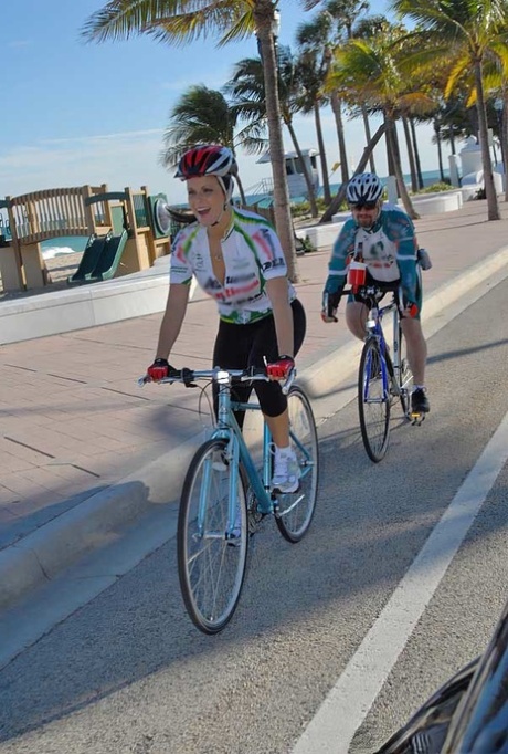 Alluring cyclist mature woman hooked up during outdoor ride and fucked