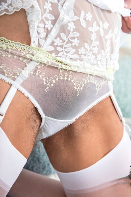 Ageless beauty MATURE WOMAN Ellen B displays her flawless body and a wicked hairy muff