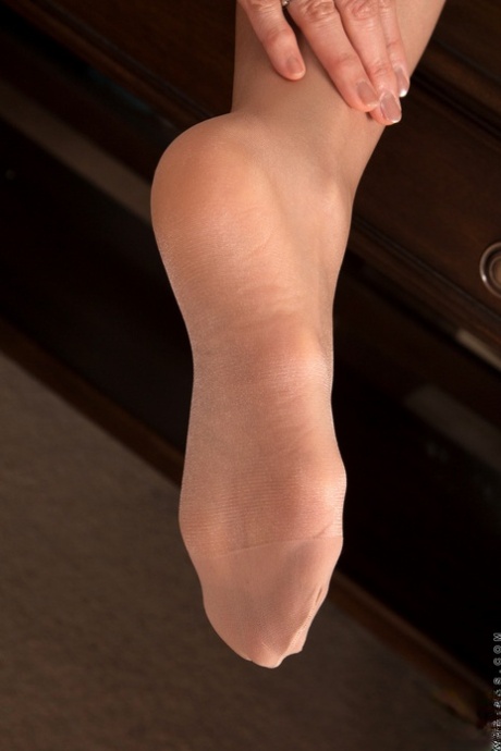 Asian mature Kim reveals her all-natural figure and rubs her clam in a solo