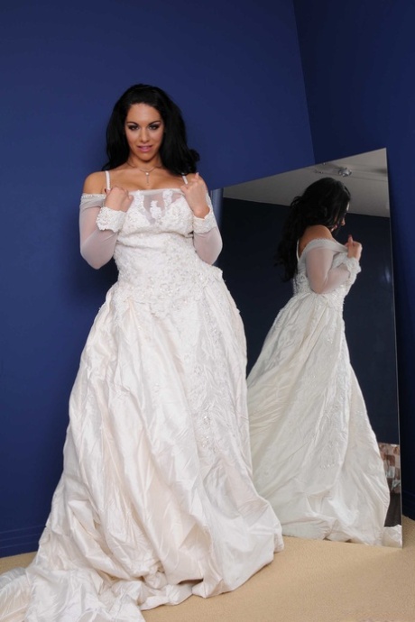 Solo models Mia Lelani and Bella Reese undress in front of a mirror