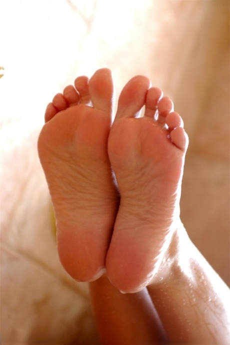 Gorgeous authentic Jana rubs her vagina while flaunting her breasts in the shower