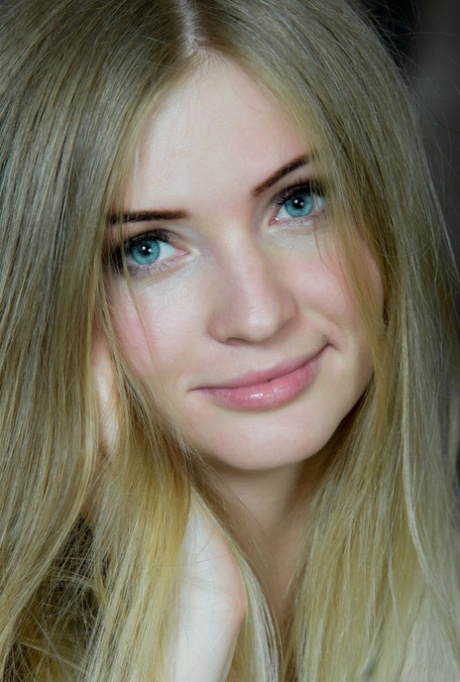 Blue eyed blonde Launs parts her tight femininity while modelling in the artistic